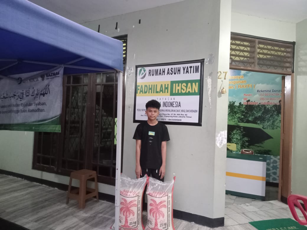 Sedekah Beras 20 kg 2 Karung dari Rumah Makan Mang Kabayan Cibubur Jakarta Timur